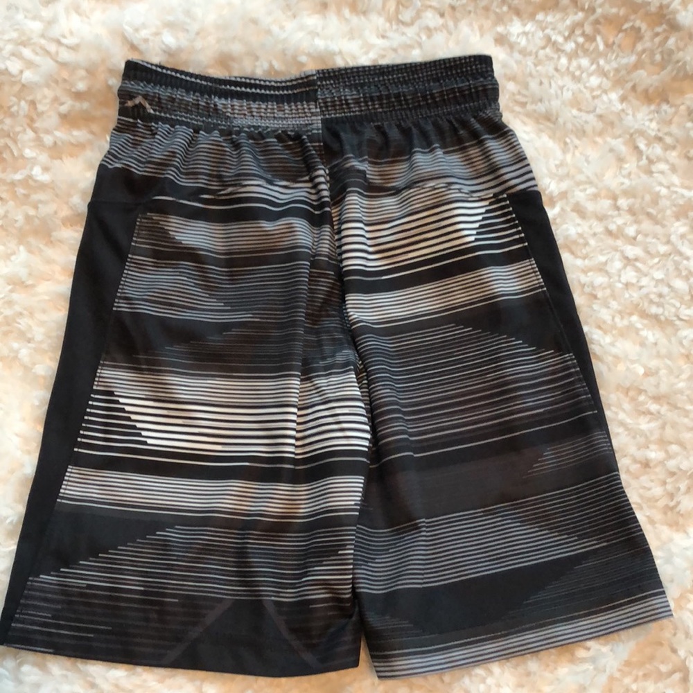 Boys Reebok shorts - Picture 2 of 3